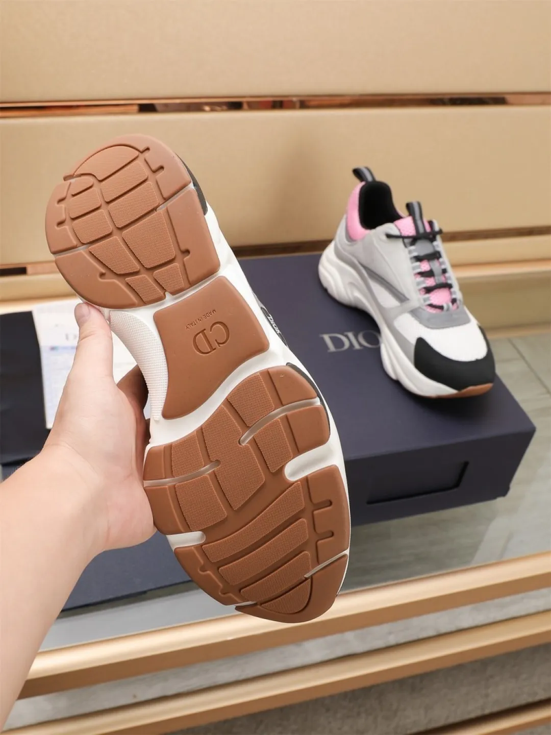 Men's shoes 💰P460💰【Dior】Dior✨ is online at the same time👏 This casual sneaker is a new product in the series and continues Di*r's classic style. The upper is made of original mesh and cow leather, with a two-color textured outsole, and the brand's iconic details on the rear collar and heel to enhance the style. Fashionable and versatile. Wear it with jeans or slacks for a casual look. Size: 38-44 (45 customized)